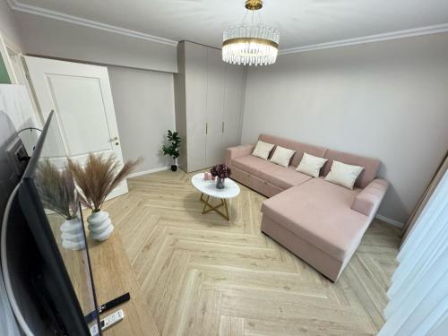 a living room with a couch and a table at Luxury Evergreen Towers by Glam Apartments in Iaşi