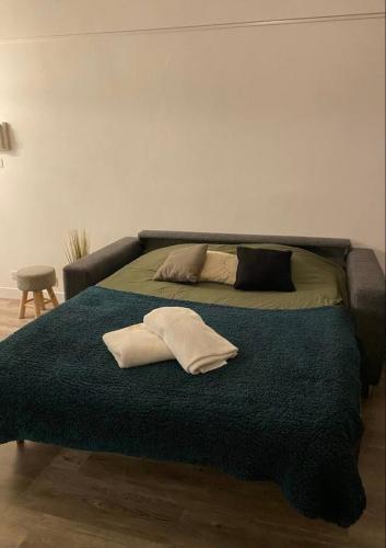 un lit avec deux oreillers dessus dans une chambre dans l'établissement Nice centre studio rénové avec emplacement central, à Nice