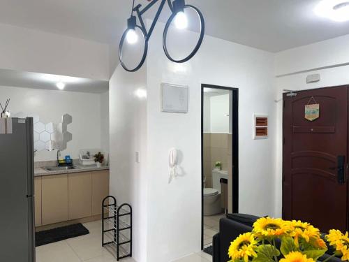 sala de estar con lavabo y espejo en Bismillah - My Vacation Home, en Baguio