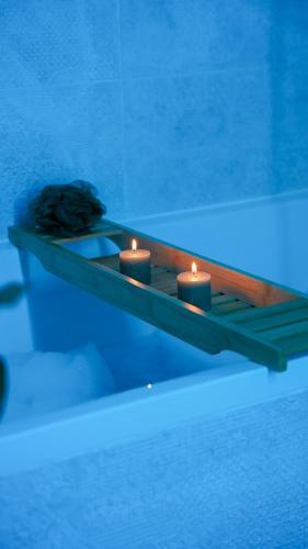 - une table avec trois bougies dans la piscine dans l'établissement Tropical Jungle, à Béziers