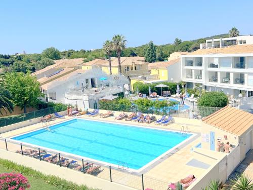 une image d'une piscine dans un complexe hôtelier dans l'établissement Appart 108, Port Soleil au village naturiste, au Cap d'Agde