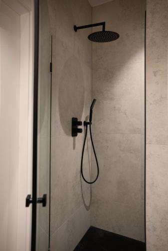a shower in a bathroom with a shower at TuWypoczywam - Apartament 58 1C Sianożęty z klimatyzacja i miejscem na dachu in Sianozety