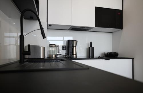 a kitchen with a counter top with a coffee maker at TuWypoczywam - Apartament 58 1C Sianożęty z klimatyzacja i miejscem na dachu in Sianozety