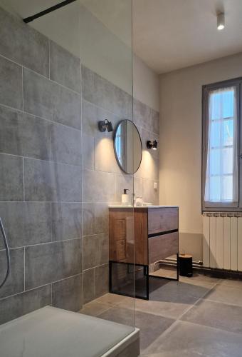 une salle de bain avec un lavabo et un miroir dans l'établissement Maison vigneronne, à Mus