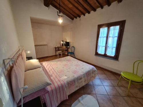 ein Schlafzimmer mit einem Bett und einer Couch und einem Fenster in der Unterkunft Charming base in Tuscany in Chiesina Uzzanese
