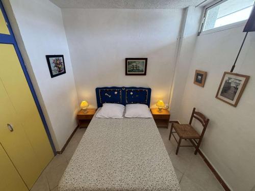 une petite chambre avec un lit et une chaise dans l'établissement Appartement 2 pièces PORT LA NOUVELLE PN430-030, à Port-la-Nouvelle