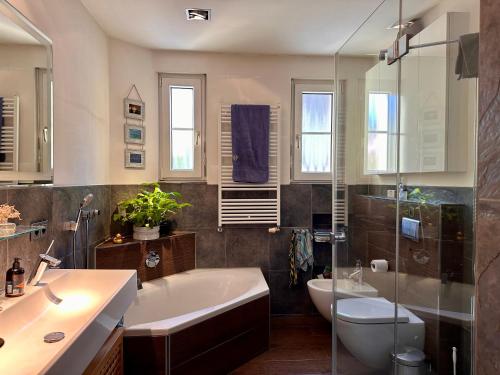 Koupelna v ubytování Top Wohnung in Stadtvilla mit Terrasse und Garten