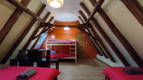 Cette chambre mansardée comprend 2 lits. dans l'établissement Gite la lauzerie, à Mauzens-et-Miremont