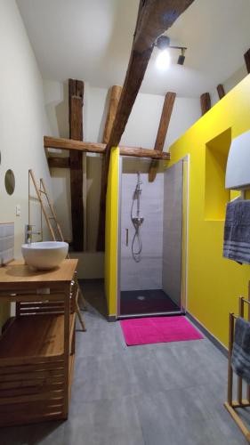 une salle de bain avec une douche avec une porte vitrée dans l'établissement Gite la lauzerie, à Mauzens-et-Miremont