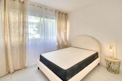 Postel nebo postele na pokoji v ubytování Spacieux 3 pièces rénové avec terrasse et vue mer entre Monaco et Menton