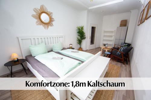 a white bedroom with a bed and a mirror at Großzügige 80m2 Gründerzeit FEWO mit privatem Parkplatz, Kingsize Betten, Nobilia Küche, 45 Zoll Smart-TV, 150Mbts WLAN - Nur eine kurzer Spaziergang durch den Park Venedig zur Krämerbrücke - Ausgewählte Empfehlungen für Erfurt inklusive in Erfurt