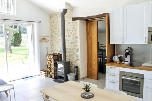 Kuchyň nebo kuchyňský kout v ubytování Maison de charme à Nyons au milieu des vignes