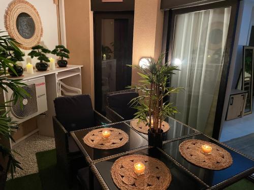 - un salon avec deux tables et des bougies dans l'établissement BY NEPTUNE - La Palme Azur Beach view, à Cannes
