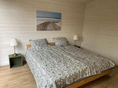 une chambre avec un lit et deux lampes dedans dans l'établissement Cosy Villa Arcachon Bay, à Audenge