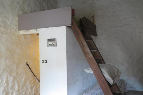 - un escalier dans une chambre avec un réfrigérateur blanc dans l'établissement Maisonnette typique, coeur du village médiéval de Sauve, à Sauve
