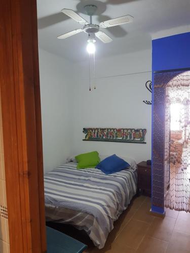 Ένα ή περισσότερα κρεβάτια σε δωμάτιο στο Hermi's house