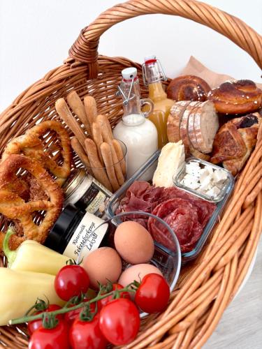 佐洛埃格塞格Alsóerdő Villa Resort的装满不同种类面包和食物的篮子