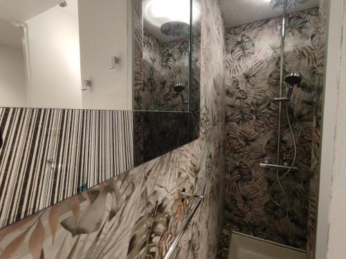 La salle de bains est pourvue d'une douche. dans l'établissement Appartement 114, Port Ambonne au village naturiste, au Cap d'Agde