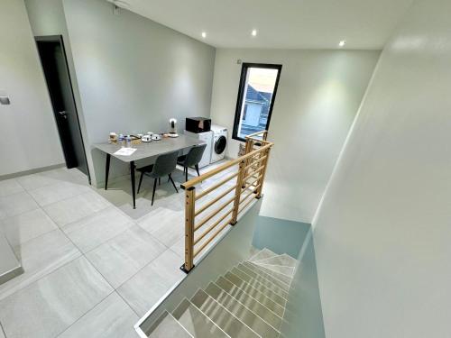 une salle à manger avec une table et une fenêtre dans l'établissement Chambre pour 2 au calme climatisée, à Hundsbach