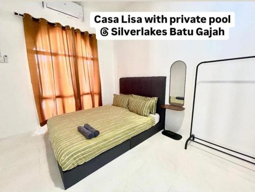 Postel nebo postele na pokoji v ubytování Casa Lisa private pool at Silverlakes Batu Gajah #guestmuslim