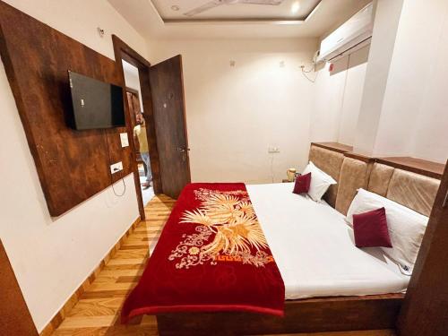 TV a/nebo společenská místnost v ubytování Laxmi Residency ! nearby Prem mandir & ISCKON temple - Best in location! close to All Main Attractions, Standard rooms