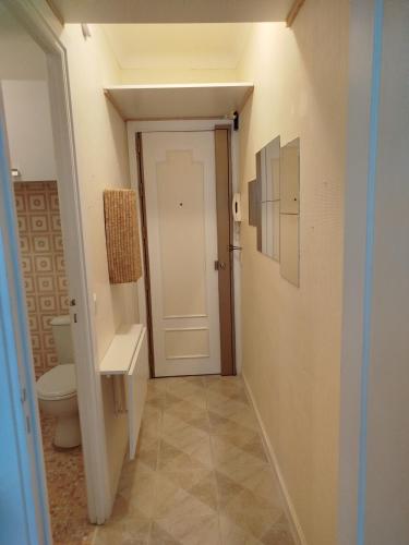 Baño pequeño con aseo y puerta en Studette 1 pièce, en Menton