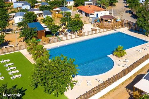 - une vue sur la grande piscine d'un complexe dans l'établissement Camping Novella MH12, à Port-la-Nouvelle