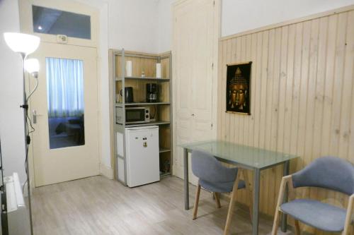 une cuisine avec une table et des chaises dans une pièce dans l'établissement Appart au Lac d'Aiguebelette et Montagne, à Aiguebelette-le-Lac