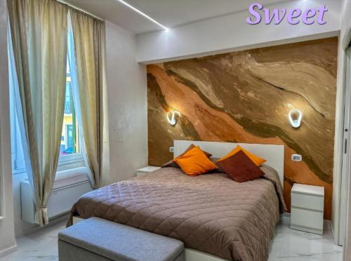 una camera con un letto e un grande dipinto sul muro di Sweet Federica a La Spezia