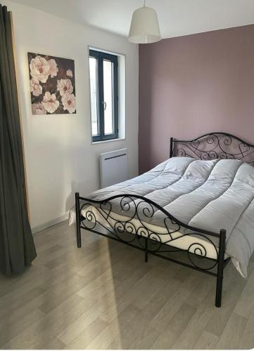 une chambre avec un lit dans une pièce dans l'établissement Maison du Champblanc 2 chambres, à Bourbon-Lancy