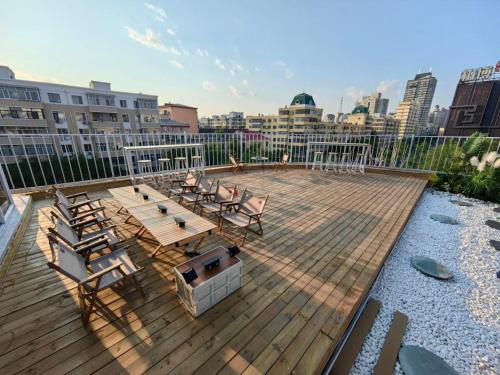 哈尔滨Rooftop B&B的大楼内带桌椅的甲板