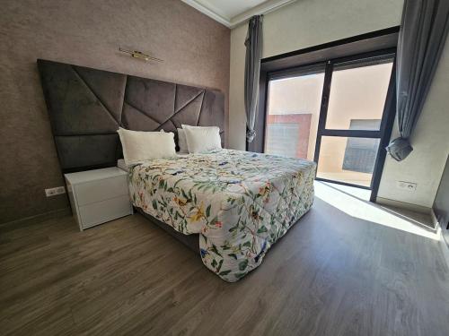 Giường trong phòng chung tại Elegant accommodation Taghazout Bay Tawenza Square