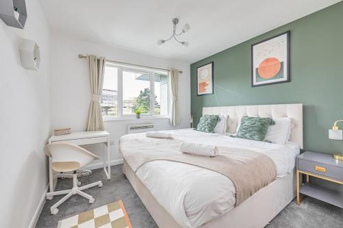 a bedroom with a bed and a desk and a window at Beautiful Apartment in City Centre with Free Parking, Balcony, Work Desk, Self-Check-In, Fast Wifi and Smart TVs by Yoko Property in Coventry