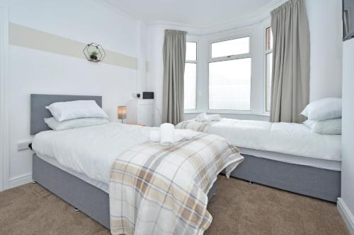 En eller flere senge i et værelse på Broad House - By Sigma Stays