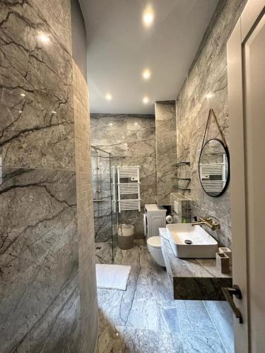 une salle de bain avec une baignoire, des toilettes et un lavabo dans l'établissement Luxury apartment near MonteCarlo, à Beausoleil