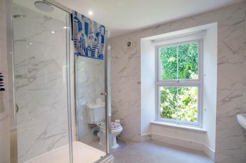 Et badeværelse på Fabulous 2 Bed Cottage - Outstanding Sea Views