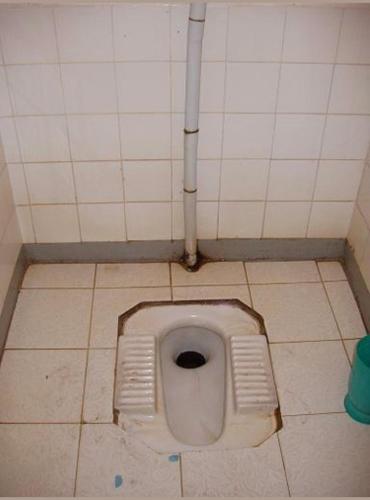 un bagno con un water nel pavimento di Jazz Villa a Sabkhah