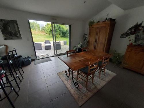 une salle à manger avec une table et des chaises en bois dans l'établissement Maison spacieuse à Saint-Lunaire, à Saint-Lunaire