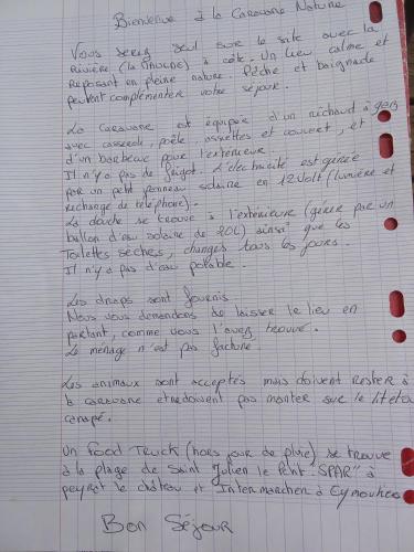 une lettre avec écriture à la main sur un morceau de papier dans l'établissement La caravane nature, à Saint-Julien-le-Petit
