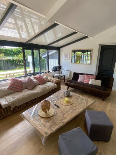 un salon avec un canapé et une table basse dans l'établissement L echo des pins, plage à pied, à Merville-Franceville-Plage