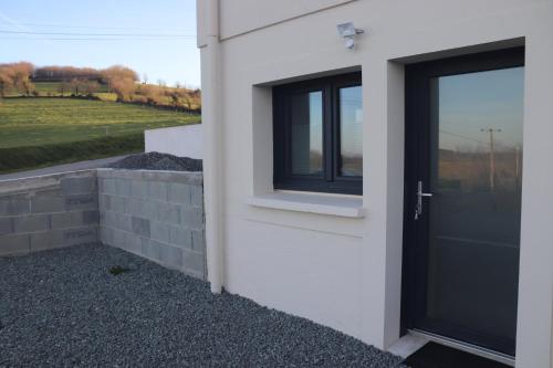 une porte sur le côté d'un bâtiment avec une fenêtre dans l'établissement La Gaubretière, à LʼÉpaux