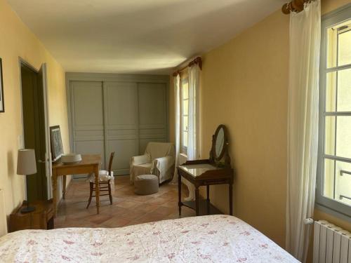 une chambre avec un lit et un salon dans l'établissement Mas La Magnanerie du Ventoux, à Malaucène