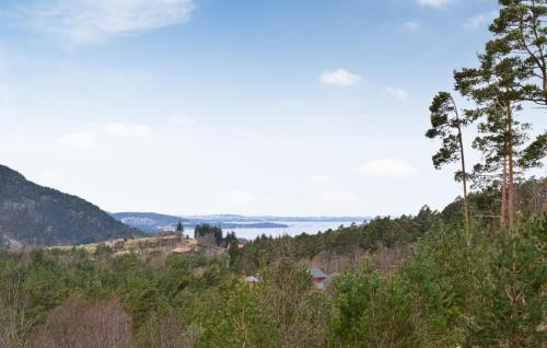 vista sull'oceano da una collina alberata di 3 Bedroom Gorgeous Home In Jørpeland a Jørpeland