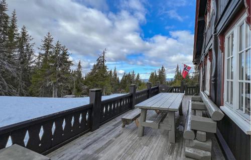 een houten terras met een picknickbank op een huis bij Nice Home In Sjusjøen With Wifi in Sjusjøen
