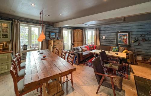 een woonkamer met een tafel en een bank bij Nice Home In Sjusjøen With Wifi in Sjusjøen