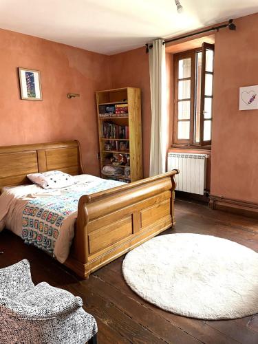 une chambre avec un lit et une étagère dans l'établissement Maison de village, à Labastide-dʼAnjou