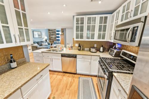 Η κουζίνα ή μικρή κουζίνα στο Stylish Notre Dame Condo - Sleeps 6 condo