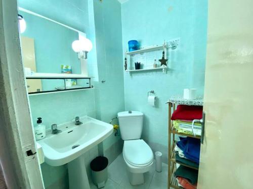 een blauwe badkamer met een toilet en een wastafel bij Apartamento vista mar Tarifa in Tarifa