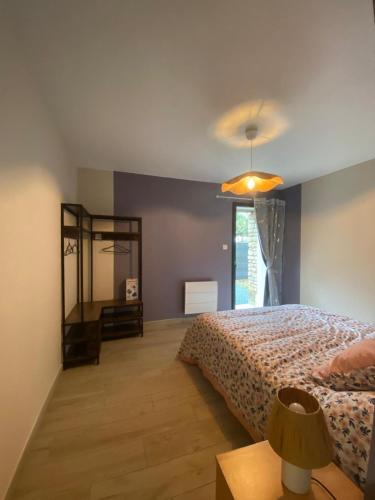 une chambre avec un lit et une fenêtre dans l'établissement La grange des Arondes, à Les Magnils-Reigniers