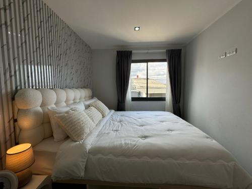 Ένα ή περισσότερα κρεβάτια σε δωμάτιο στο Condo for rent CHALONG RAWAI PHUKET